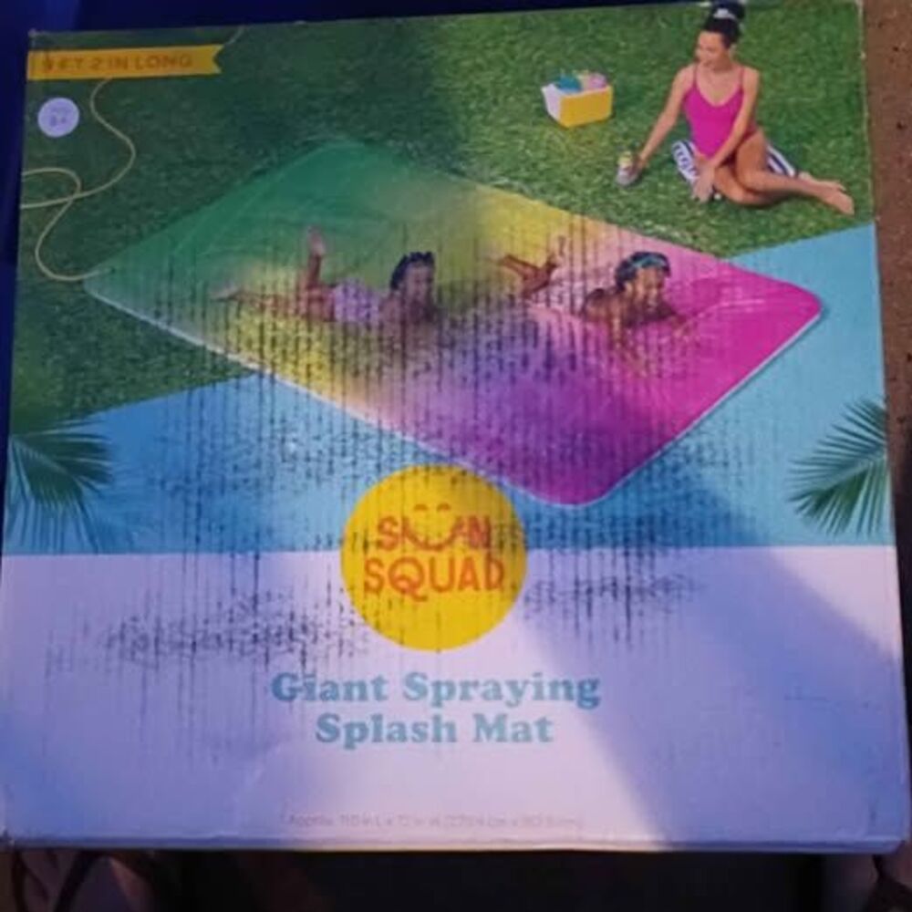 NEW Sun Squad Giant Spraying Splash Pad w/Built-In Sprinkler Size 110in x 73in